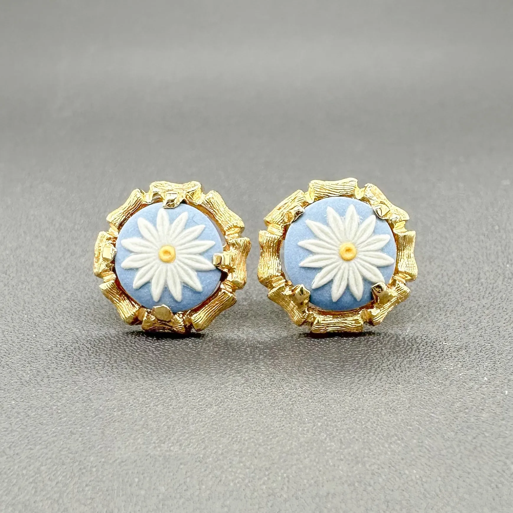 Estate 14K Y Gold Ceramic Daisy Stud Earrings