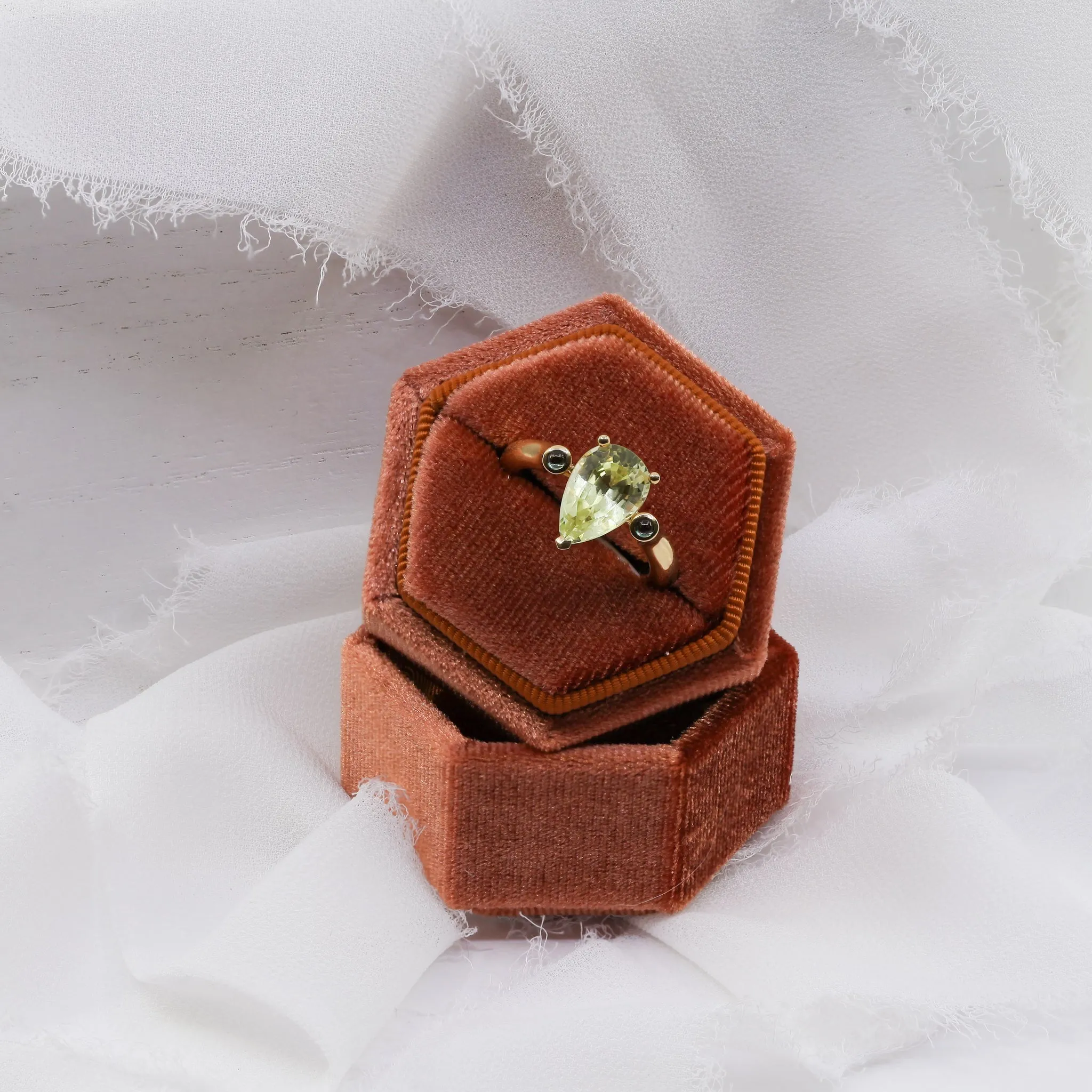 Henne Exclusive 18K Yellow Gold Chrysoberyl and Alexandrite Ring